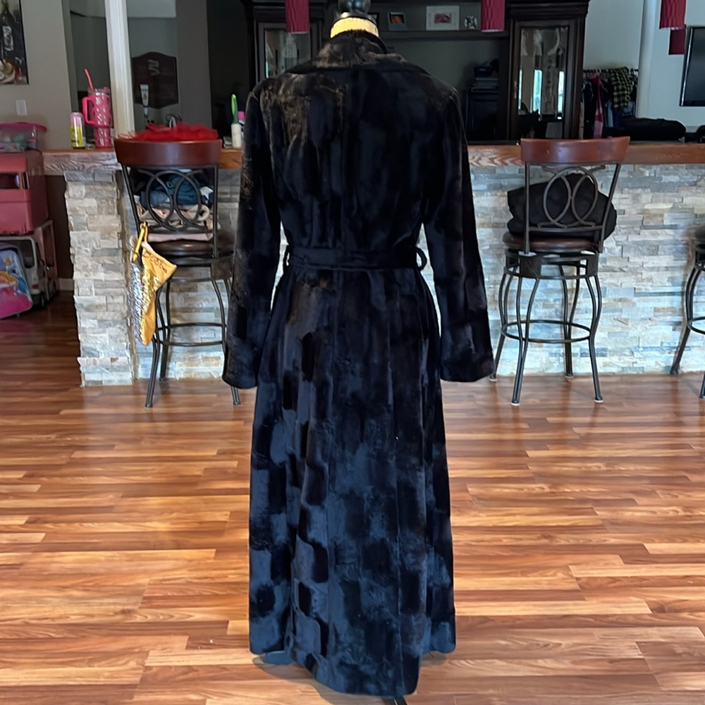 Size XL to the floor long velour feel robe style coat with tie closure…heavy - Picture 4 of 7